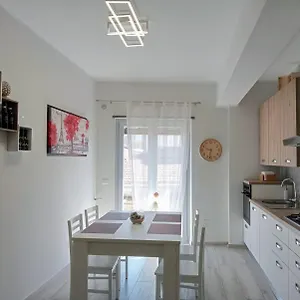 Appartamento Moderno In Centro, SantʼAgata di Militello